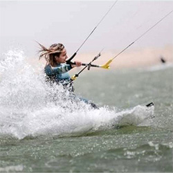 Lucille faisant du Kite Surf
