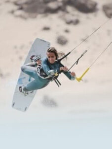 Lucille réalise un trick en Kite Surf